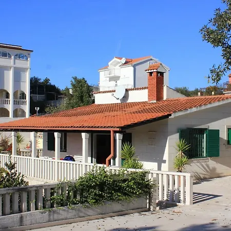 Seaside House With A Swimming Pool Cove Ljubljeva, Trogir - 9431 بيت للعطل *